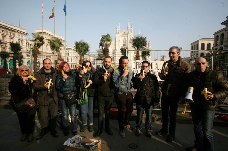 Piazza Duomo, la Lega distribuisce le banane 16