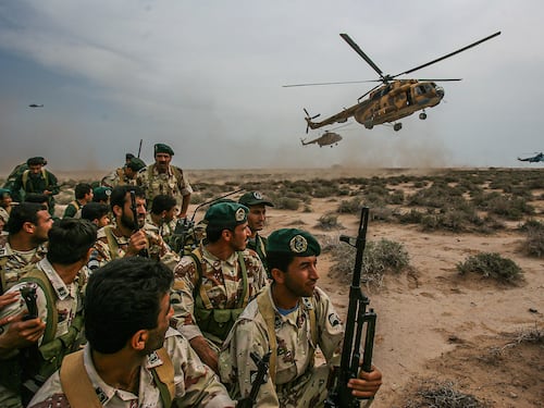 Teheran prepara le truppe da mandare in Libano. Idf ancora all'attacco: raid sulle infrastrutture