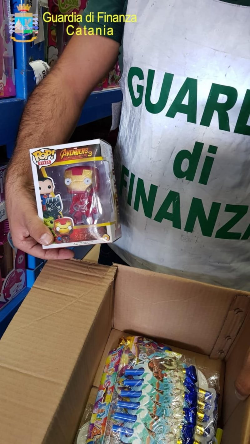 Un milione di prodotti falsi scovati a Catania: le foto del sequestro 5