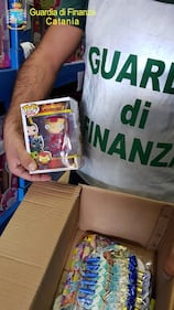 Un milione di prodotti falsi scovati a Catania: le foto del sequestro 5