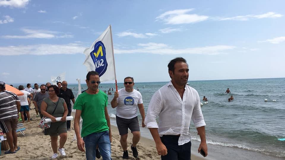 Castellaneta, bagnanti contro blitz leghista: "La 17enne violentata? Chi se ne frega"