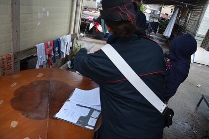 Roma,maxi blitz dei carabinieri nel campo rom di via di Salone: sequestrati droga, auto e furgoni 3