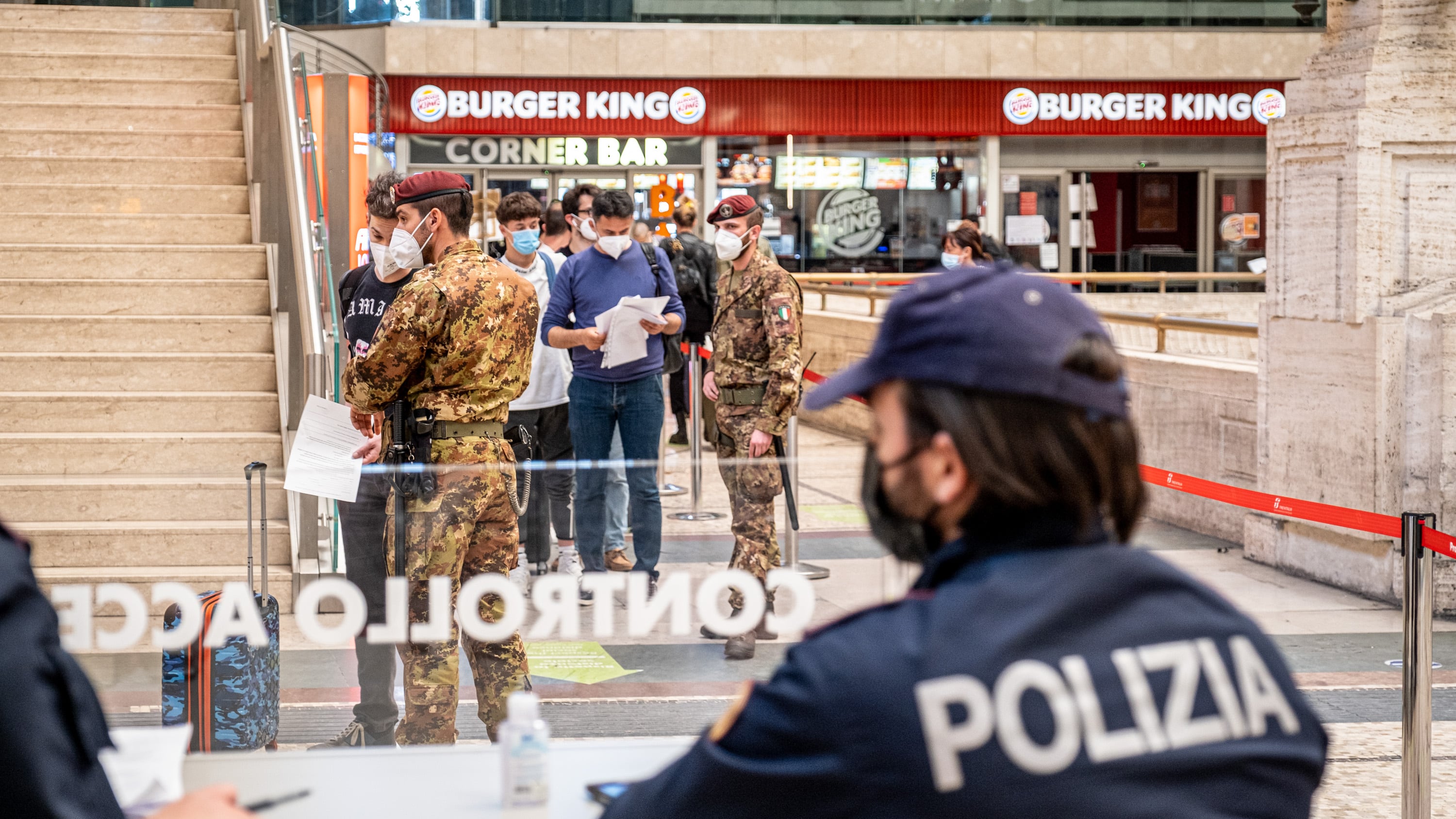 Caos Astrazeneca, l'ira della polizia: "Vogliamo sicurezza"
