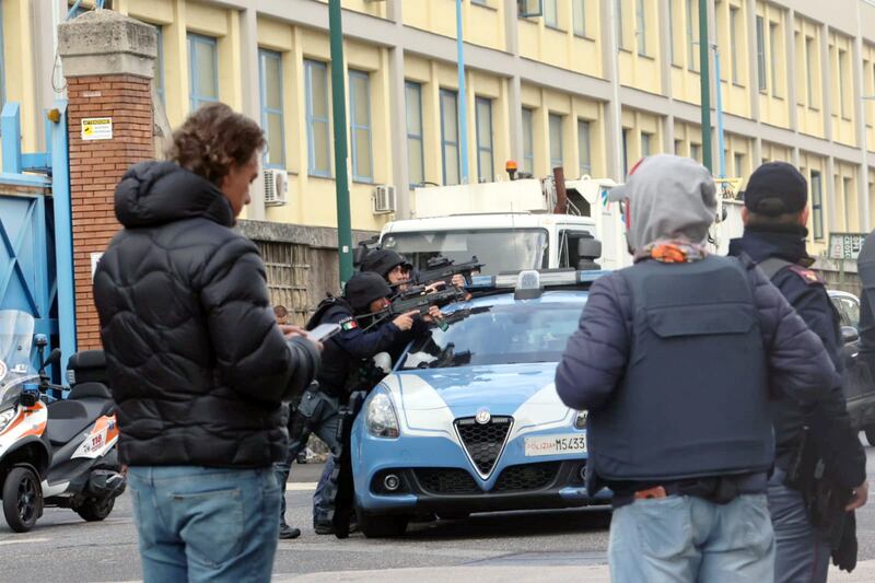 Uccide la moglie e si barrica in casa, spari sugli agenti 6