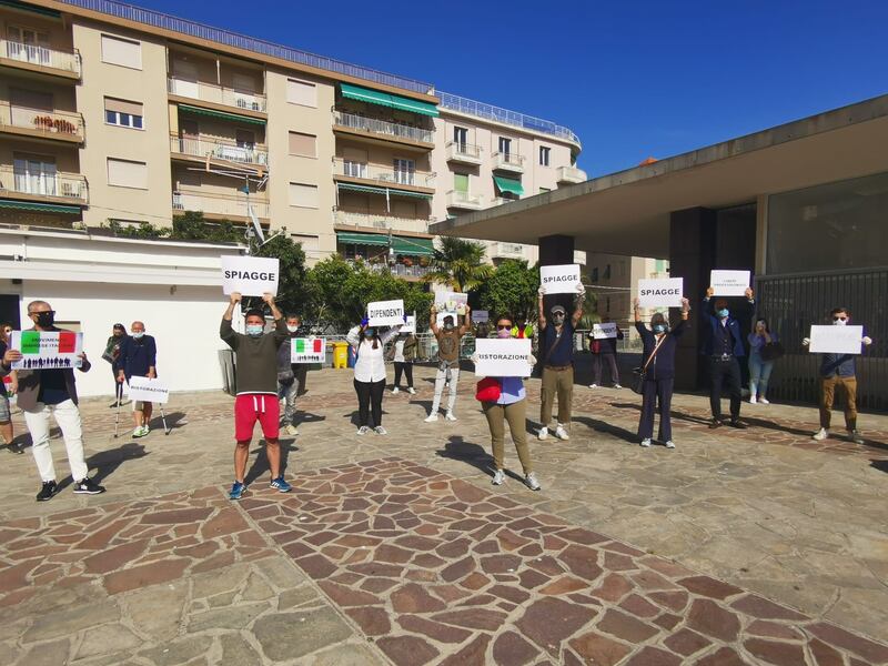 Le partite Iva in piazza contro il governo Conte a Sanremo 4
