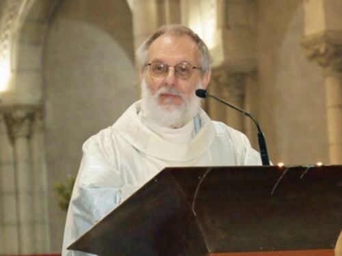 Bruciò una chiesa. Profugo ruandese uccide il prete che lo ospitava