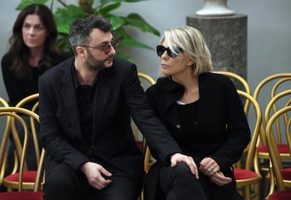 Maria De Filippi e il figlio alla camera ardente di Maurizio Costanzo 3