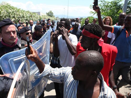 Blitz di 600 agenti al ghetto di San Ferdinando: Salvini sgombera i migranti