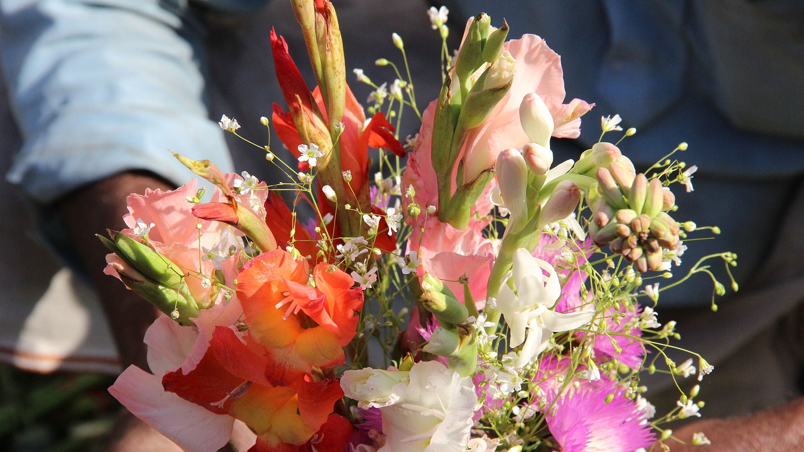 La burocrazia da impazzire: 3 enti e 5 atti per un mazzo di fiori (da 25 euro)