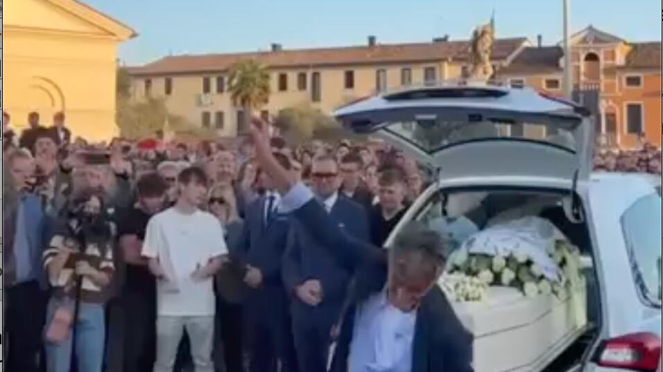 Il funerale e il ballo: l'ultimo saluto di nonno Gino al nipote quindicenne morto