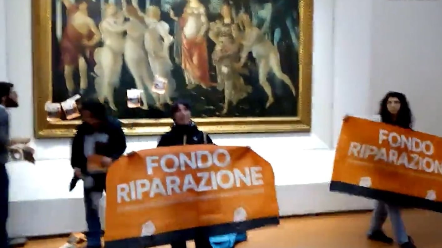 Nuovo blitz di Ultima Generazione agli Uffizi di Firenze. Volantini sulla Primavera di Botticelli