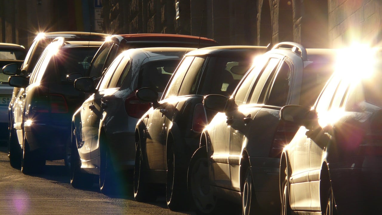 Una bottiglia sulla ruota e scatta la trappola: ecco la nuova truffa dell'auto