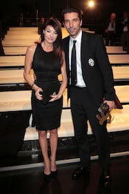 Ilaria D'Amico e Gigi Buffon, passione in piscina e pancino sospetto 27