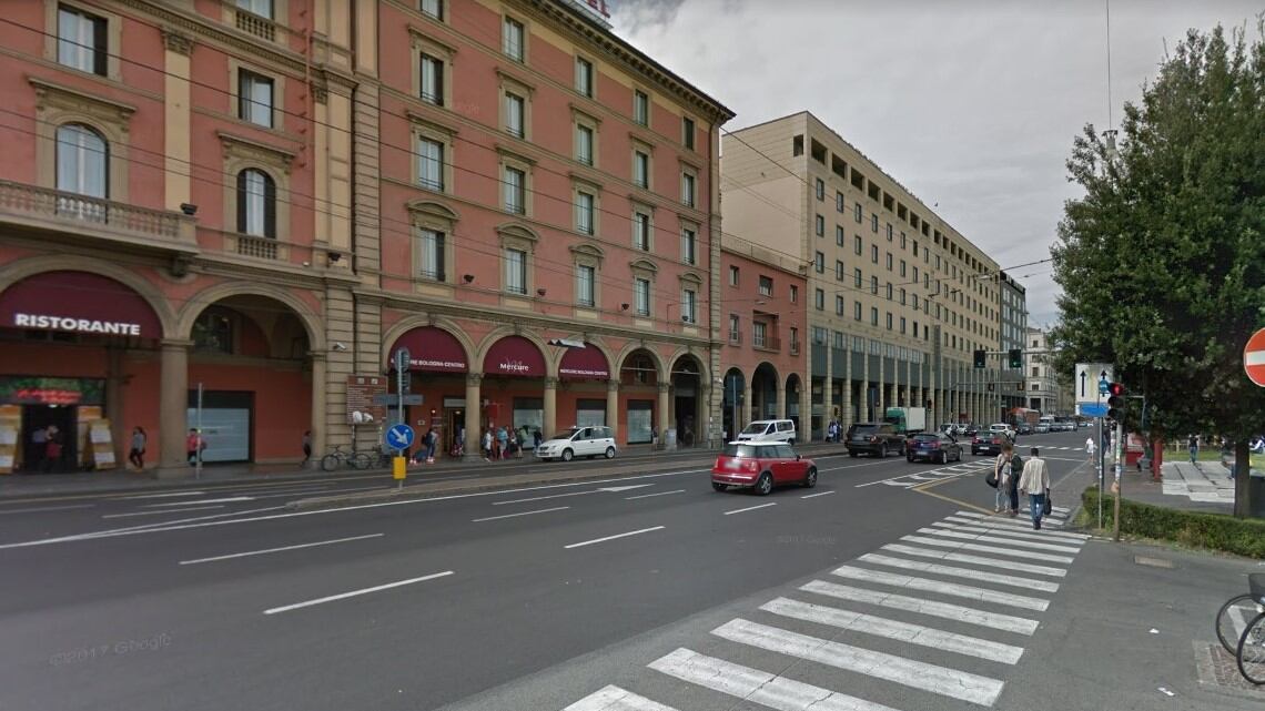 Bologna, studentessa aggredita alla fermata dei bus: "Ho paura, in città non torno"
