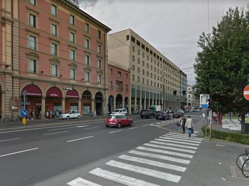 Bologna, studentessa aggredita alla fermata dei bus: "Ho paura, in città non torno"