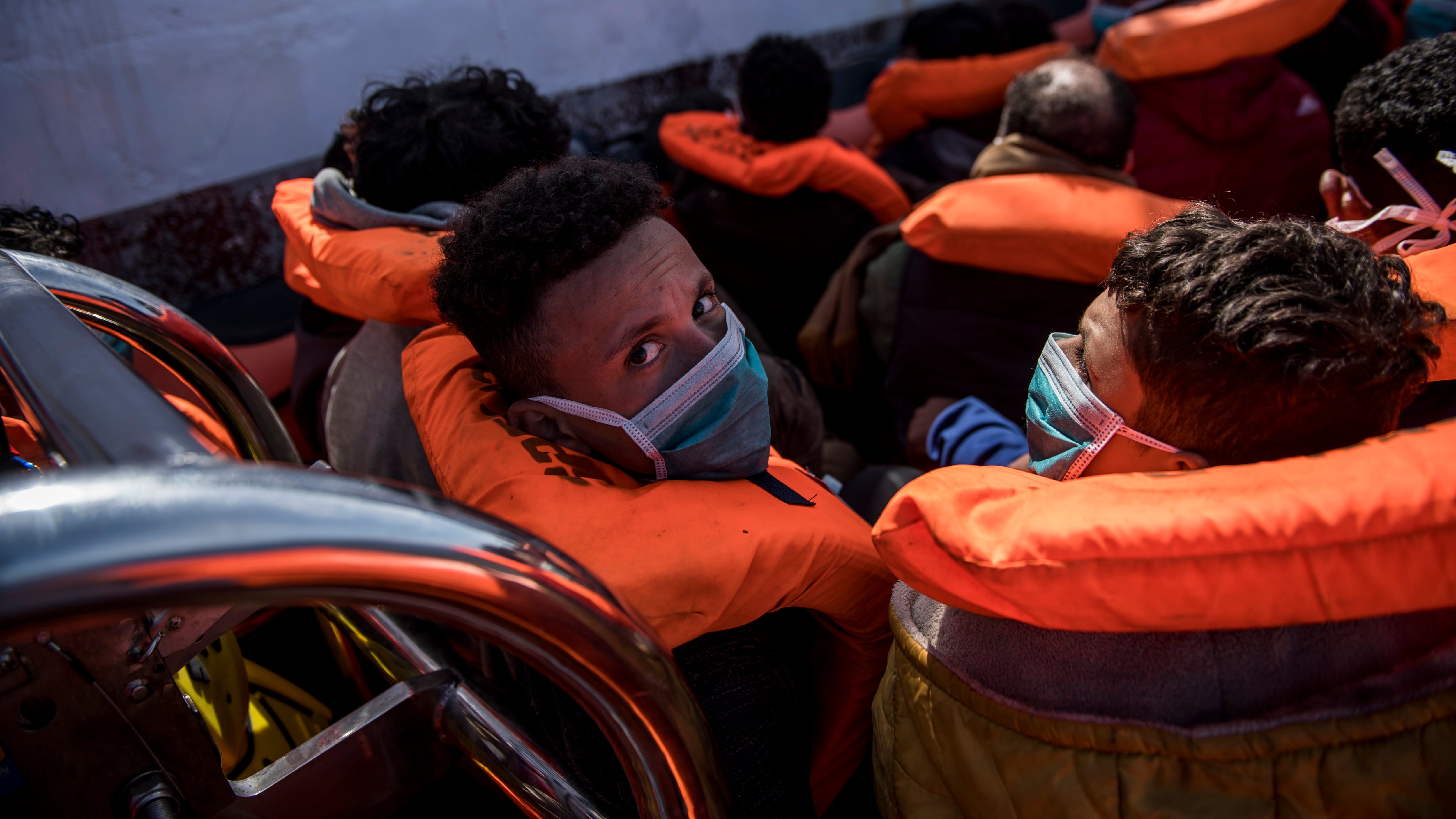Alla deriva per giorni, barcone salvato ancora una volta dall'Italia