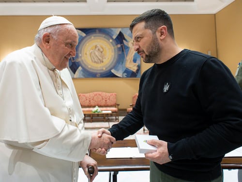 Papa-Zelensky, colloquio sulla pace. "Ma le condizioni le decidiamo a Kiev"