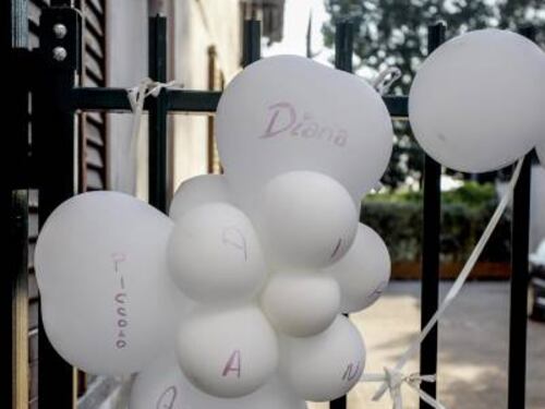 Bimba morta di stenti, i vicini sotto choc: "Non l'abbiamo mai sentita piangere"