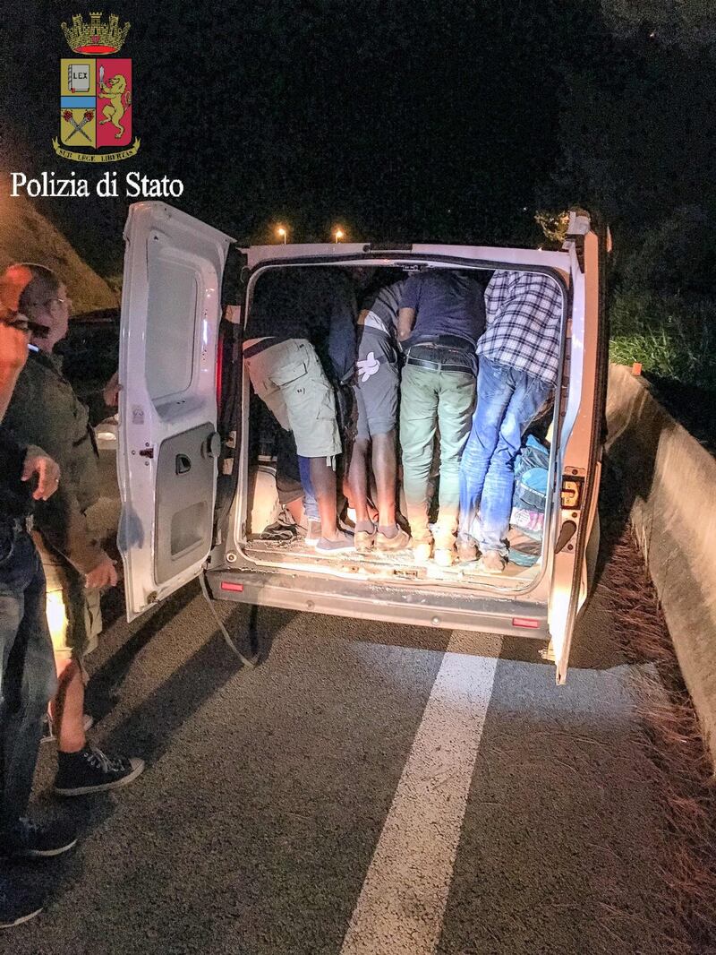 I migranti stipati nei camion 8