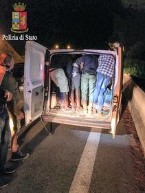 I migranti stipati nei camion 8