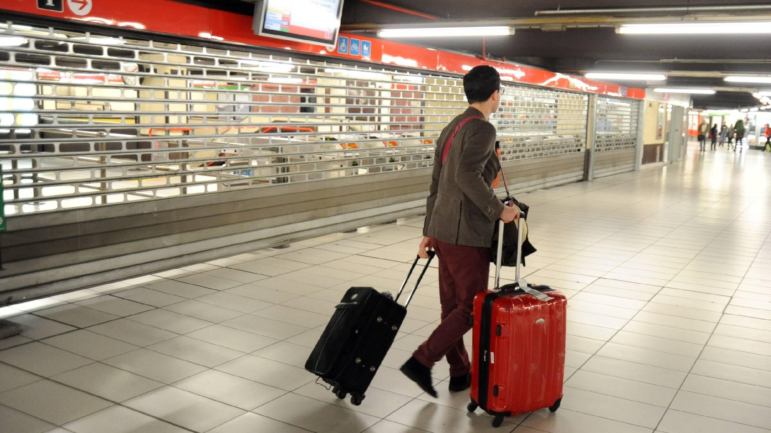 Metrò, scuole e rifiuti Un giorno da incubo per sciopero generale