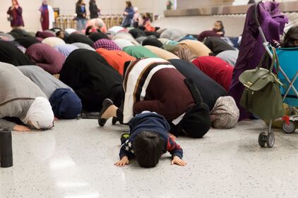 Musulmani pregano all'aeroporto di Dallas per protestare contro Trump 2