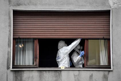 Milano, cocci di vetro contro la finestra della casa di Silvia Romano 10
