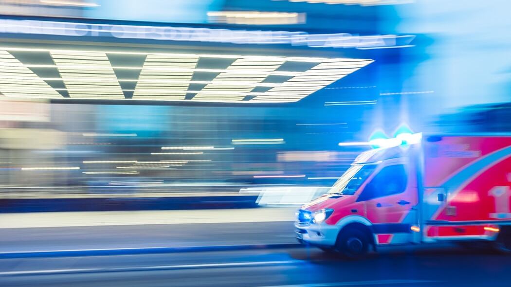 Cade a terra per sedare lite in strada: è in fin di vita