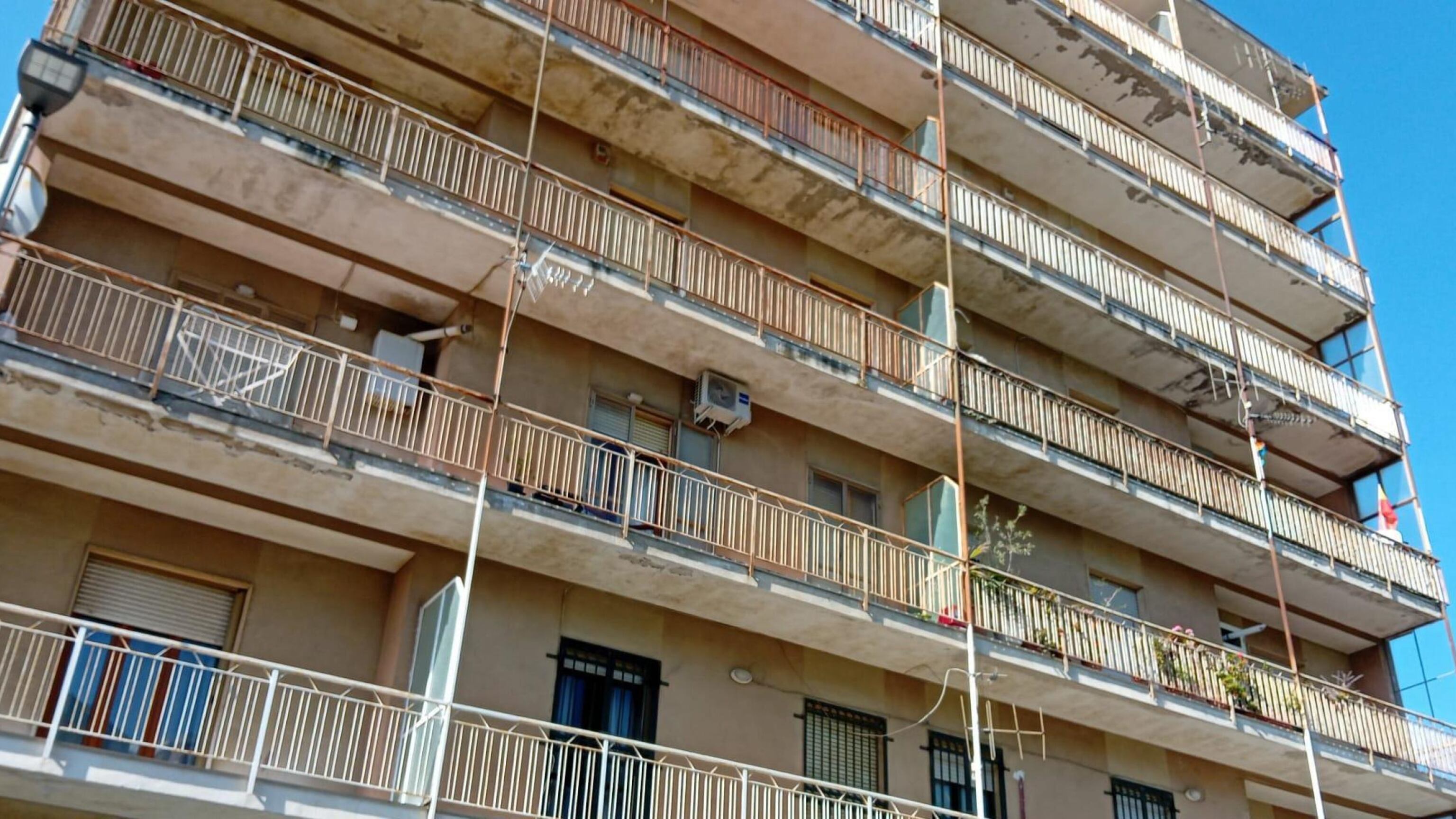 Si getta dal balcone coi 3 figli. "Aveva già avuto delle crisi"