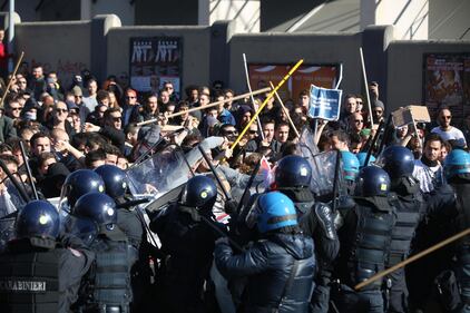 Bologna, calci e uova contro la polizia 5