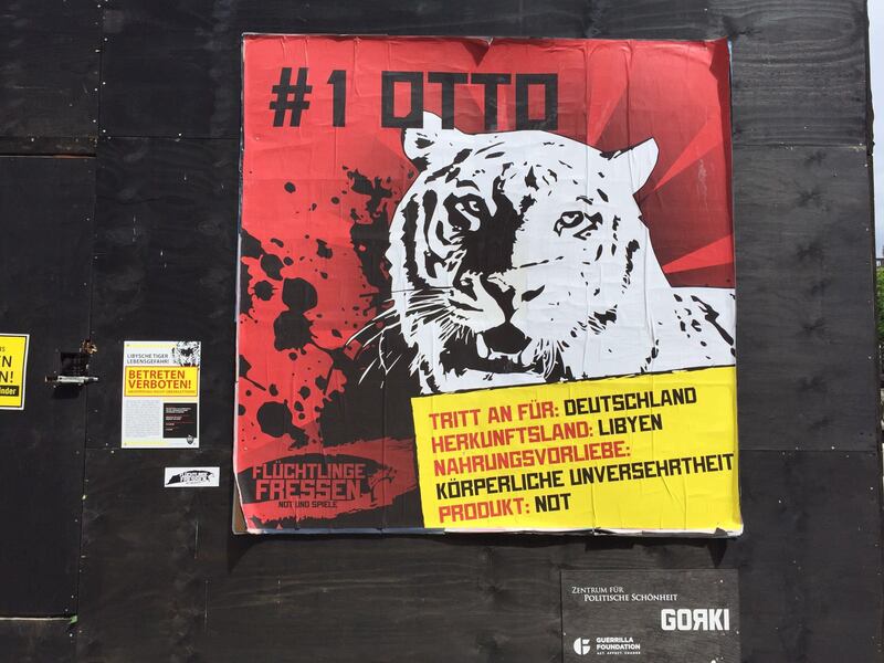 A Berlino spunta un'arena con le tigri per "mangiare" i rifugiati 10