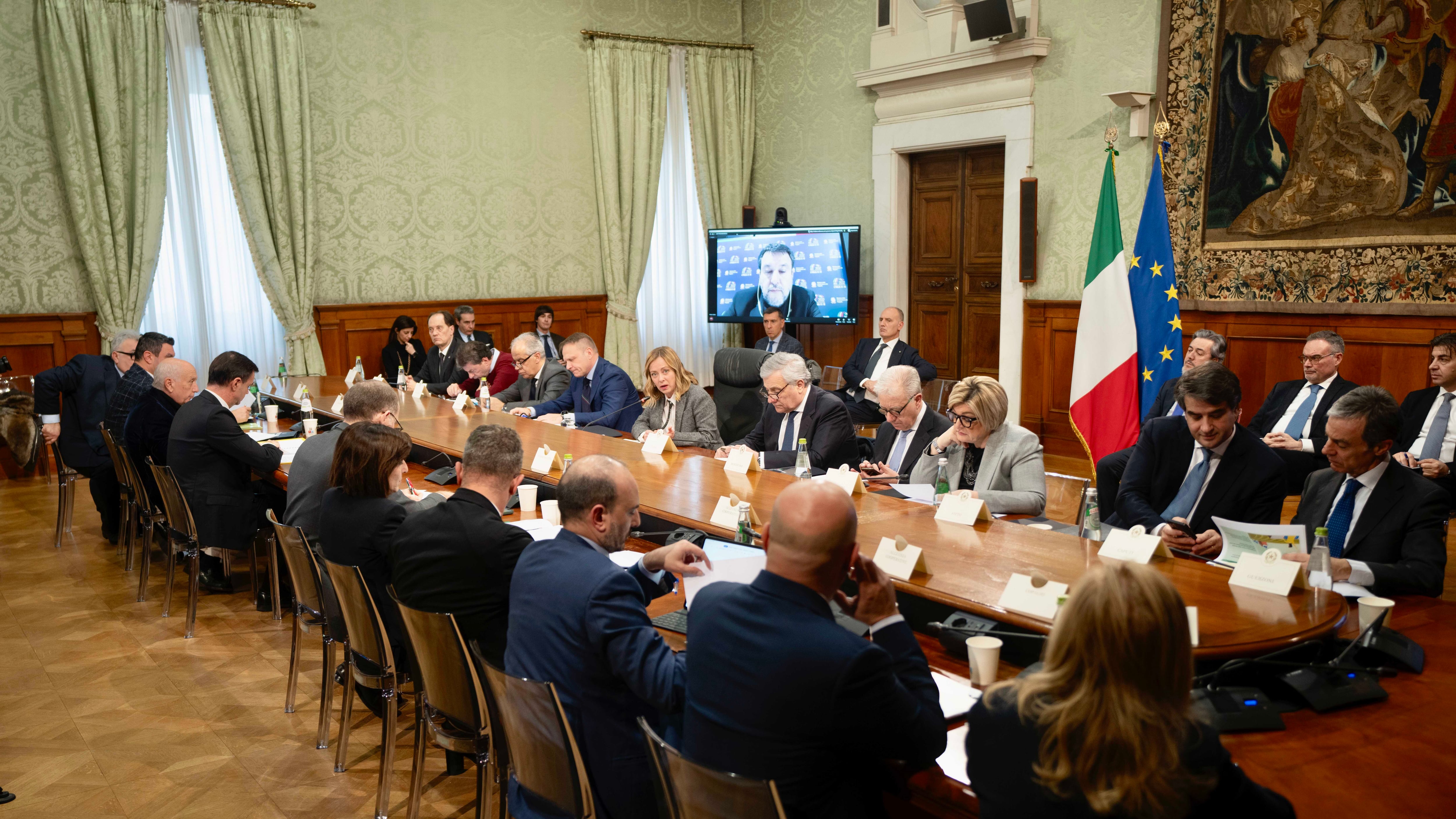 Meloni apre sull'Irpef: esenti se sotto i 10mila Salvini: "Fare di più". E la protesta continua