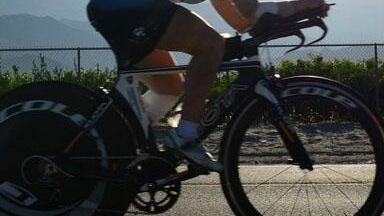 In bicicletta 32 ore di fila: «Pedalo per i bimbi farfalla»