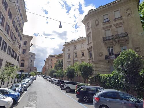 Licenziata, tenta il suicidio lanciandosi da un cornicione