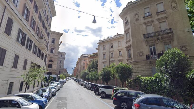 Licenziata, tenta il suicidio lanciandosi da un cornicione