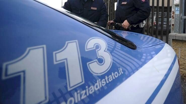 Tentano di rubare infissi a scuola, presi tre giovanissimi
