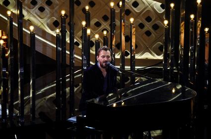 Cesare Cremonini scalda la terza serata del Festival 8