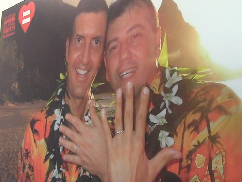 Bologna, da rossa ad arcobaleno per accogliere la farsa del Gay Bride