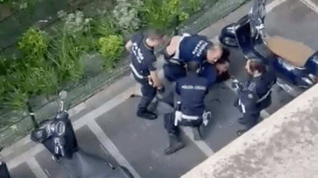 Video choc a Milano: manganellate e botte a un trans in strada. Ora è bufera sui vigili