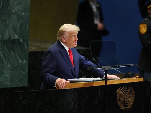 Farmaci, camion e mobili: Trump cambia ancora idea sui dazi