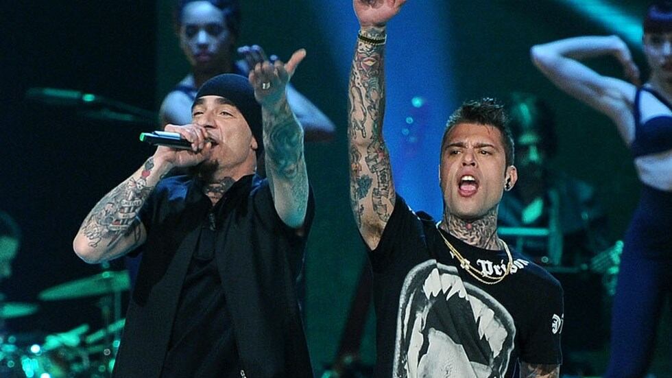 La folla urla contro Fedez ma J-Ax è pronto a difendere l'amico