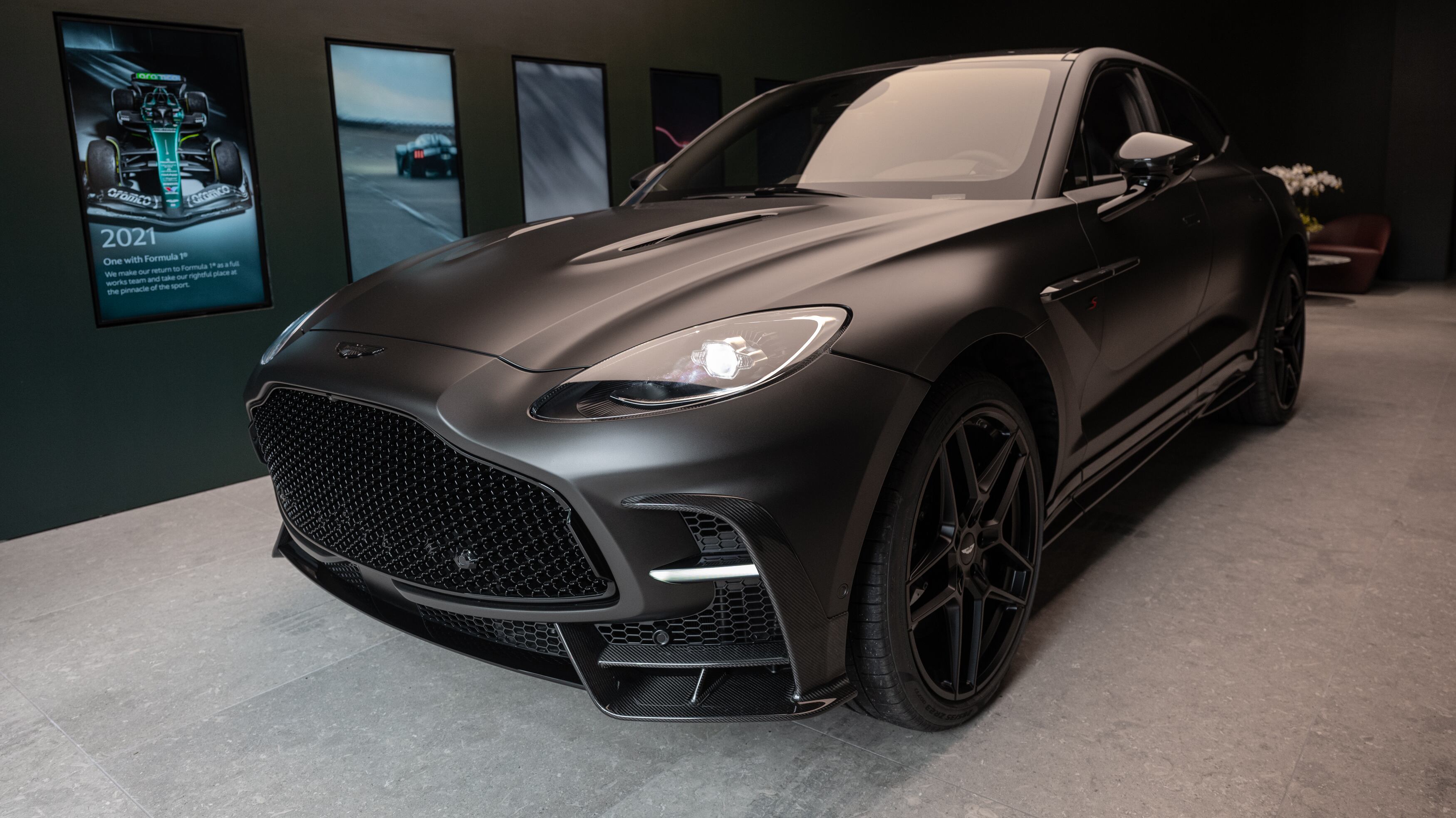 Debutta a Bologna la nuova Aston Martin DBX S, super SUV da 727 CV