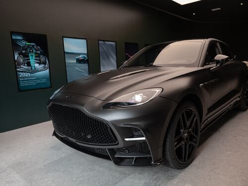Debutta a Bologna la nuova Aston Martin DBX S, super SUV da 727 CV