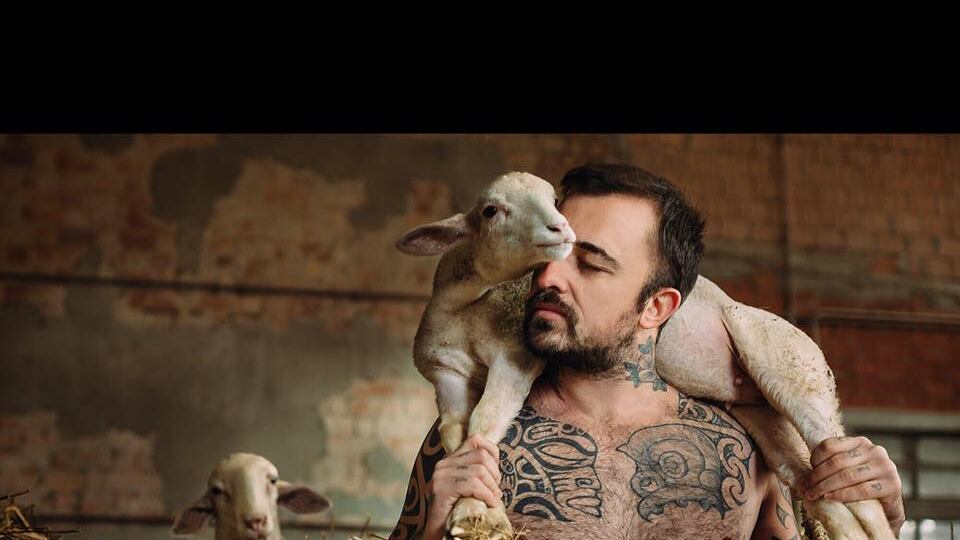 Le vegane contro chef Rubio. Polemica per lo scatto natalizio