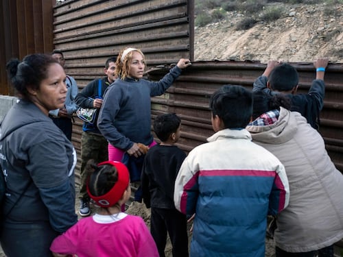 Usa, polizia annuncia controlli sanitari su tutti i bambini migranti