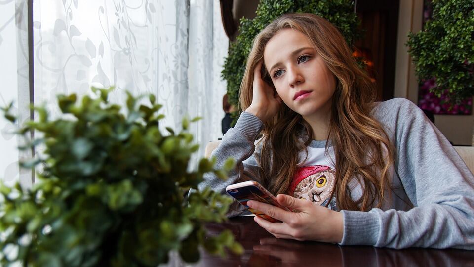 Chi si annoia usa di più lo smartphone e internet