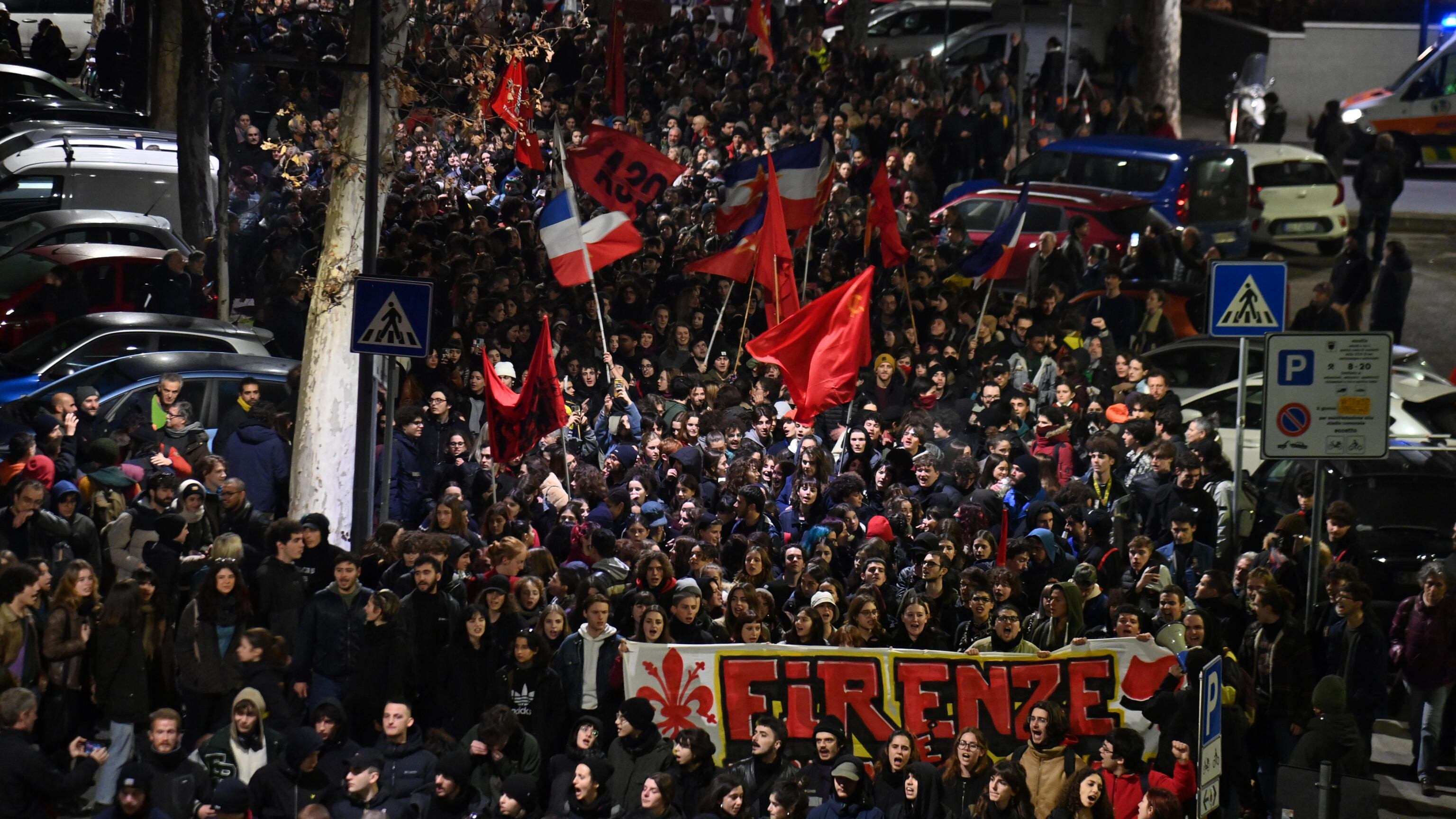 "Ipocrisia per cavalcare l'onda". I collettivi stanno con gli estremisti