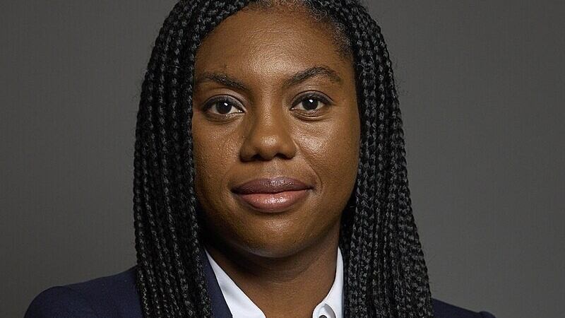 Nera e anti-woke: chi è Kemi Badenoch, la nuova leader dei conservatori britannici