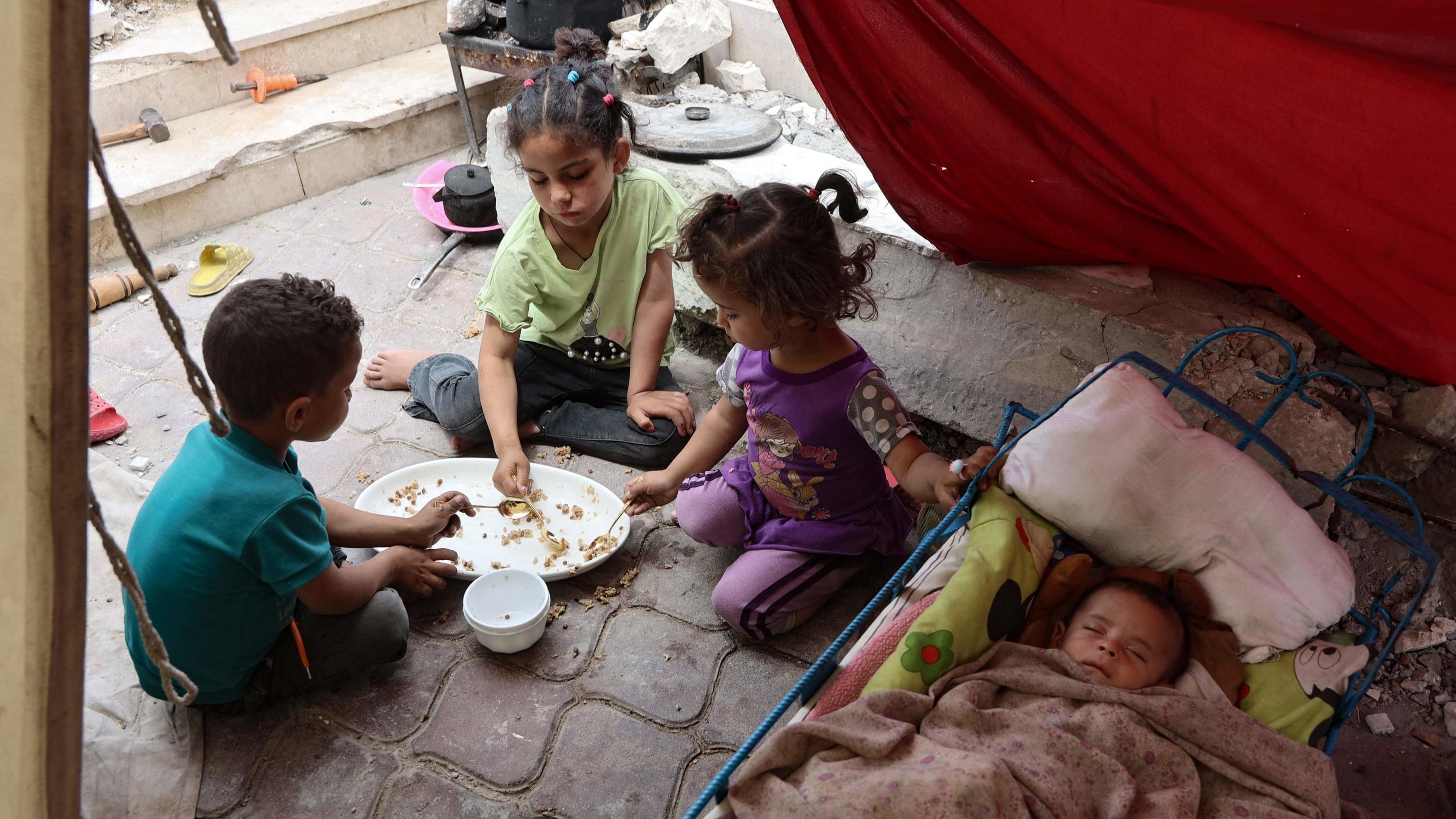 I palestinesi: "In due giorni 29 morti di fame". A Gaza distribuiti i primi pacchi di farina