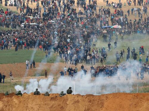 Almeno 16 morti in duri scontri al confine tra Israele e Gaza